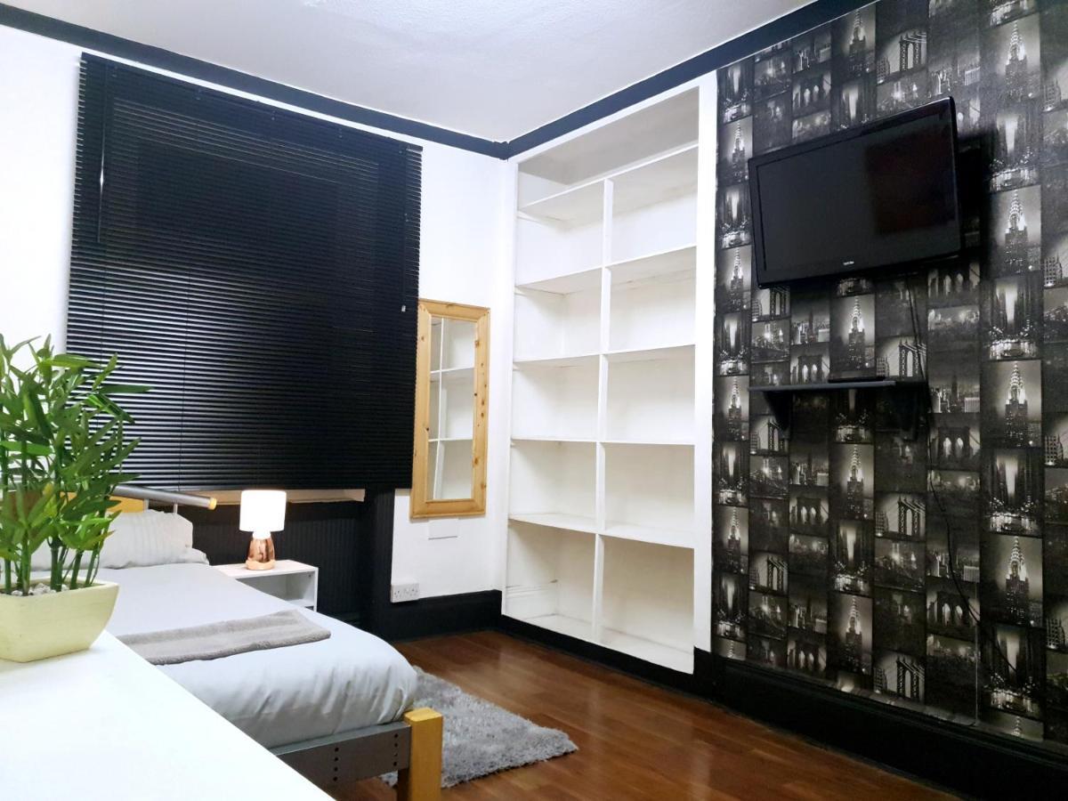 Townhouse 105 Hotel Huddersfield Buitenkant foto