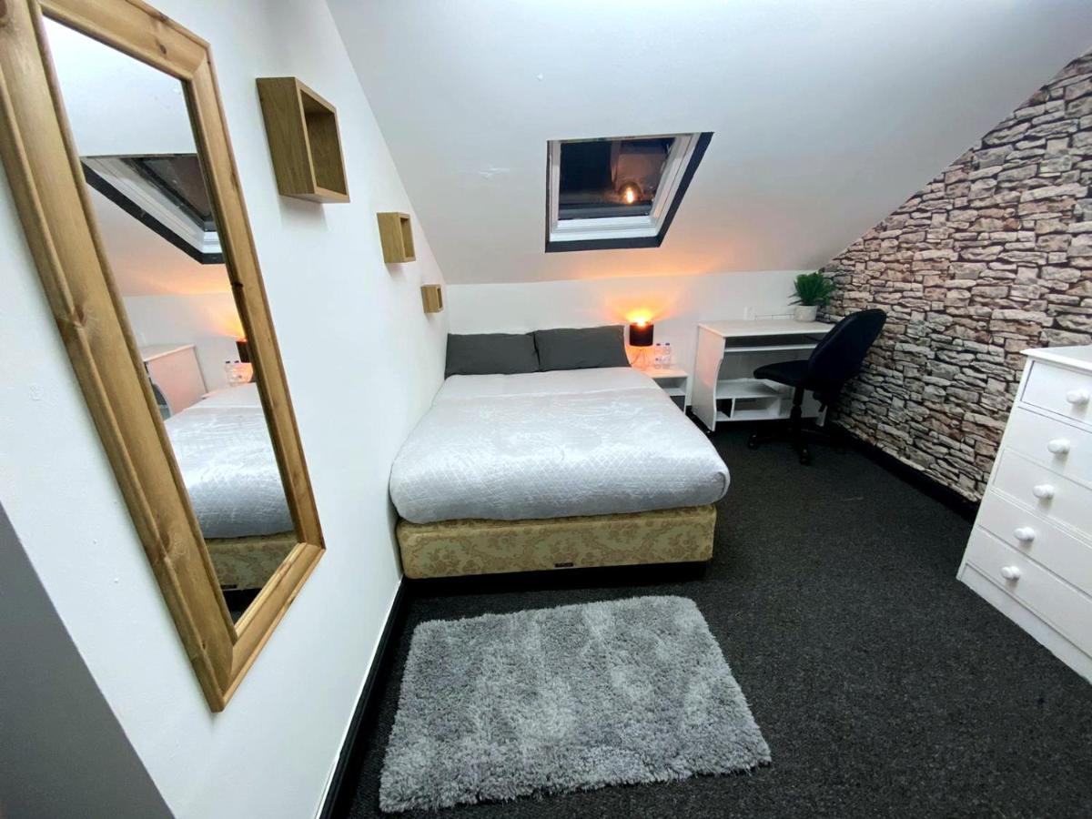 Townhouse 105 Hotel Huddersfield Buitenkant foto