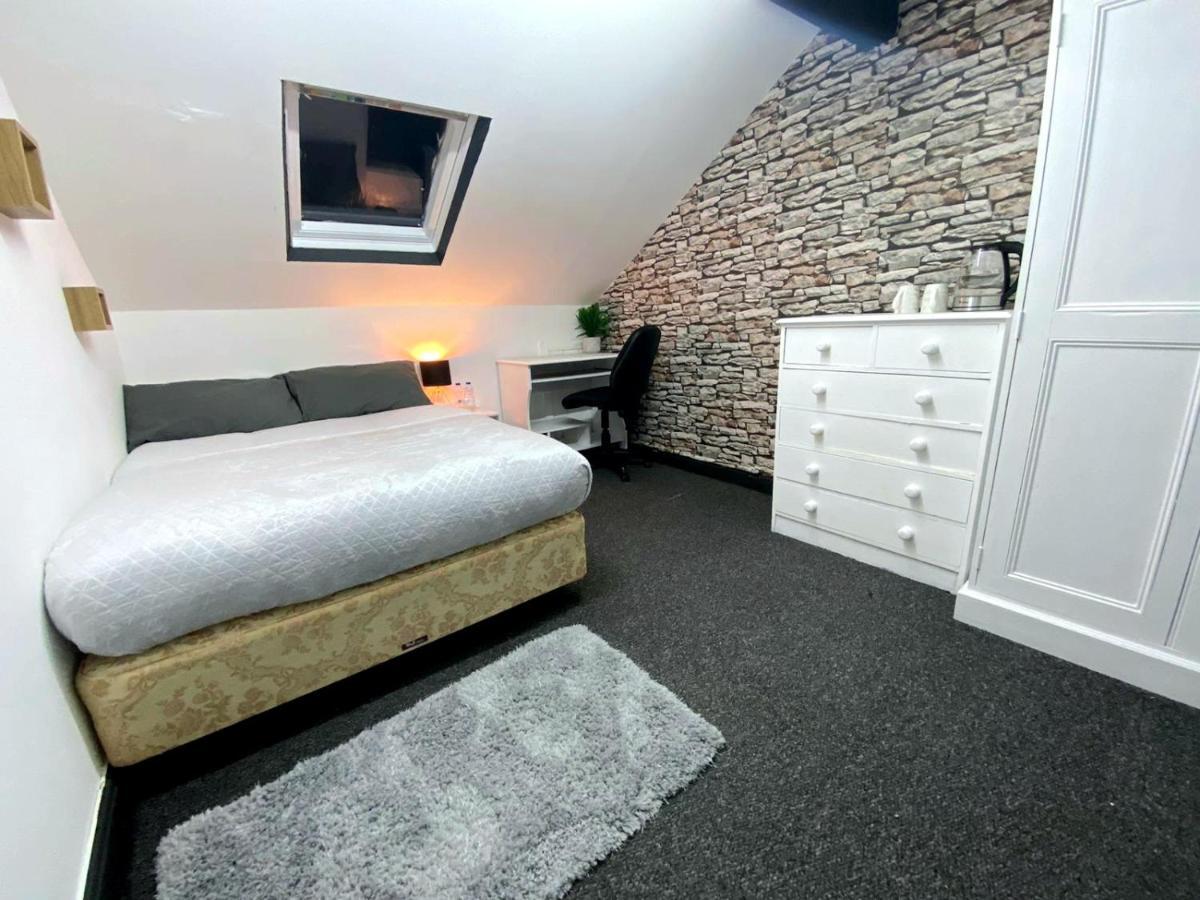 Townhouse 105 Hotel Huddersfield Buitenkant foto